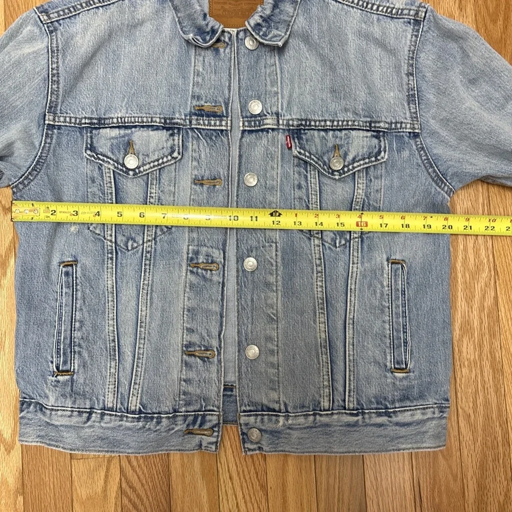Levi's Light Stonewash Front Button Closure  Trucker Denim Jacket - Size Medium